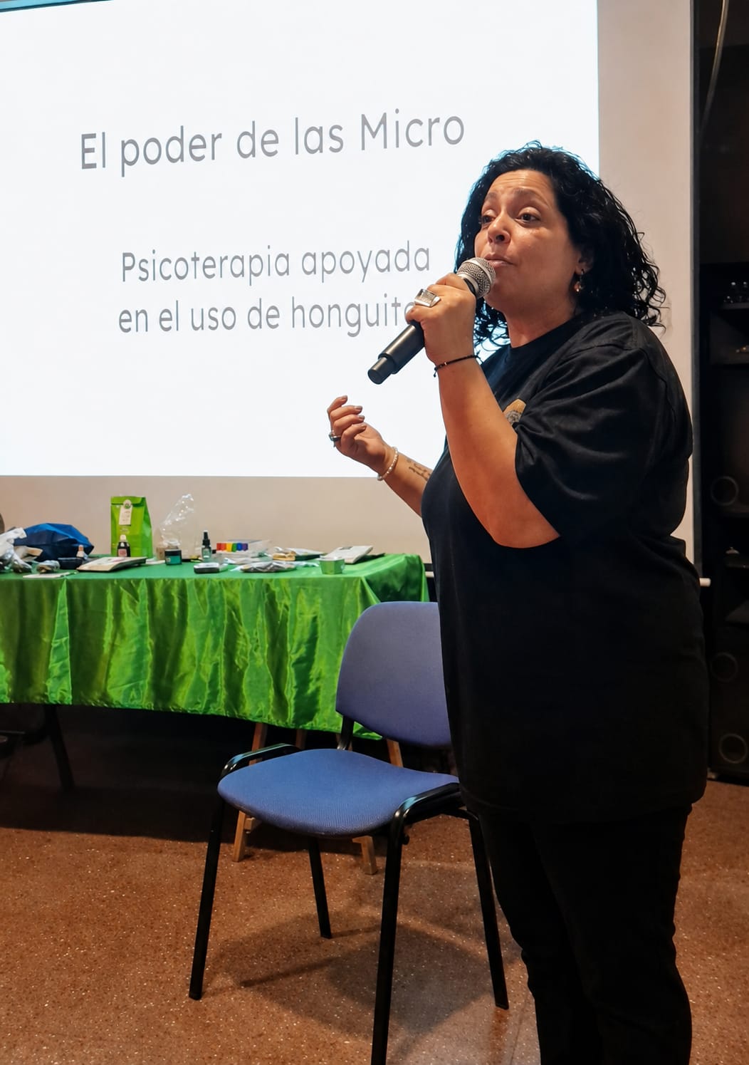 María Belén dando una charla con micrófono